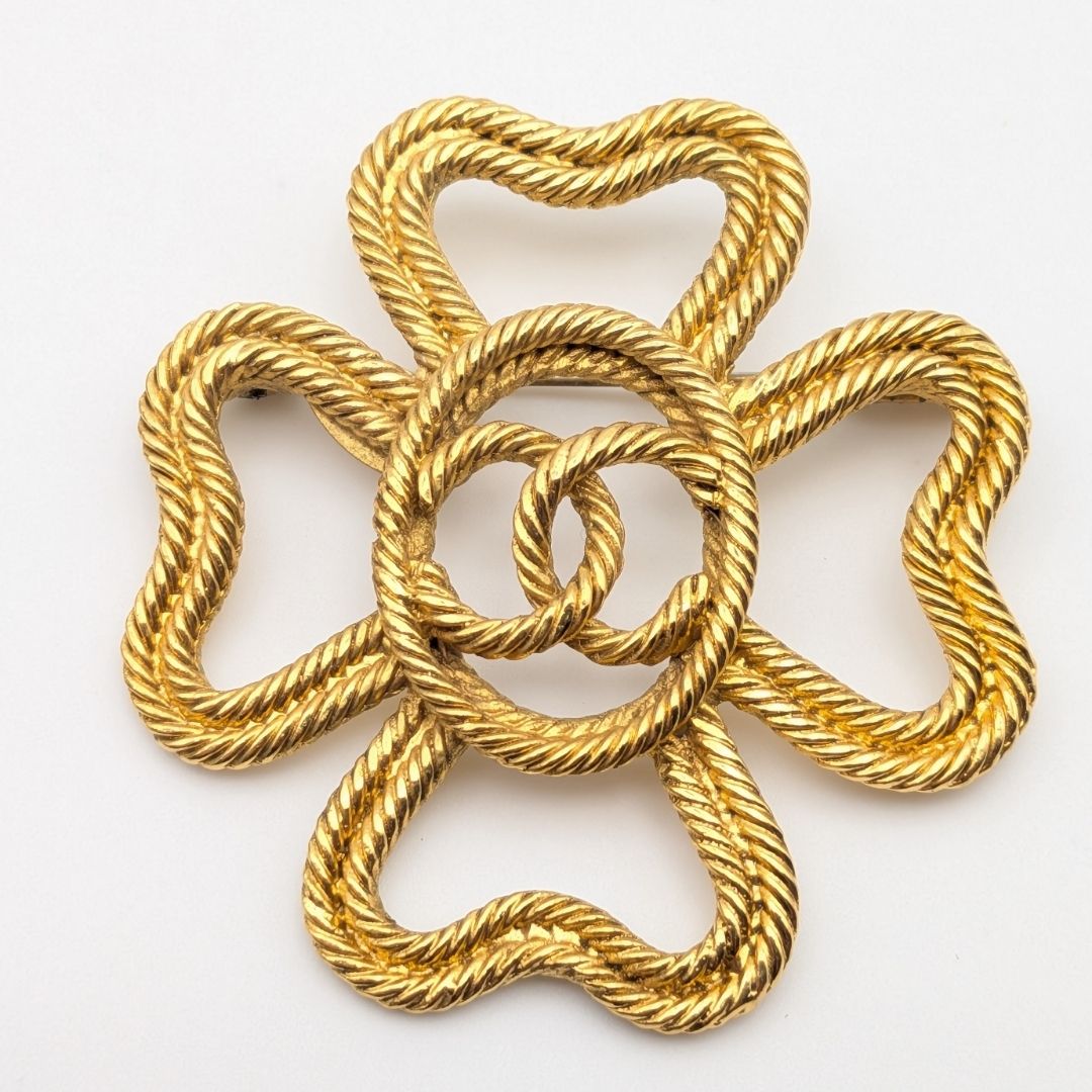 Chanel Brooch CC Logo Twisted Rope Sheer Clover Gold 28 Vintage — view 2