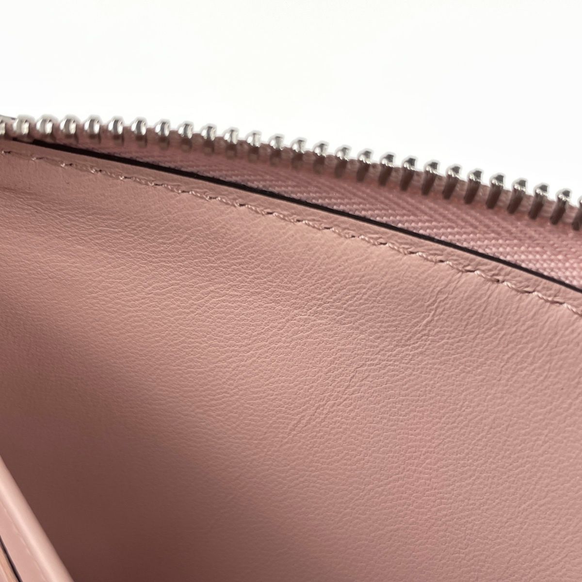 Louis Vuitton Zippy Wallet Zip Around Monogram Mahina Magnolia — view 4