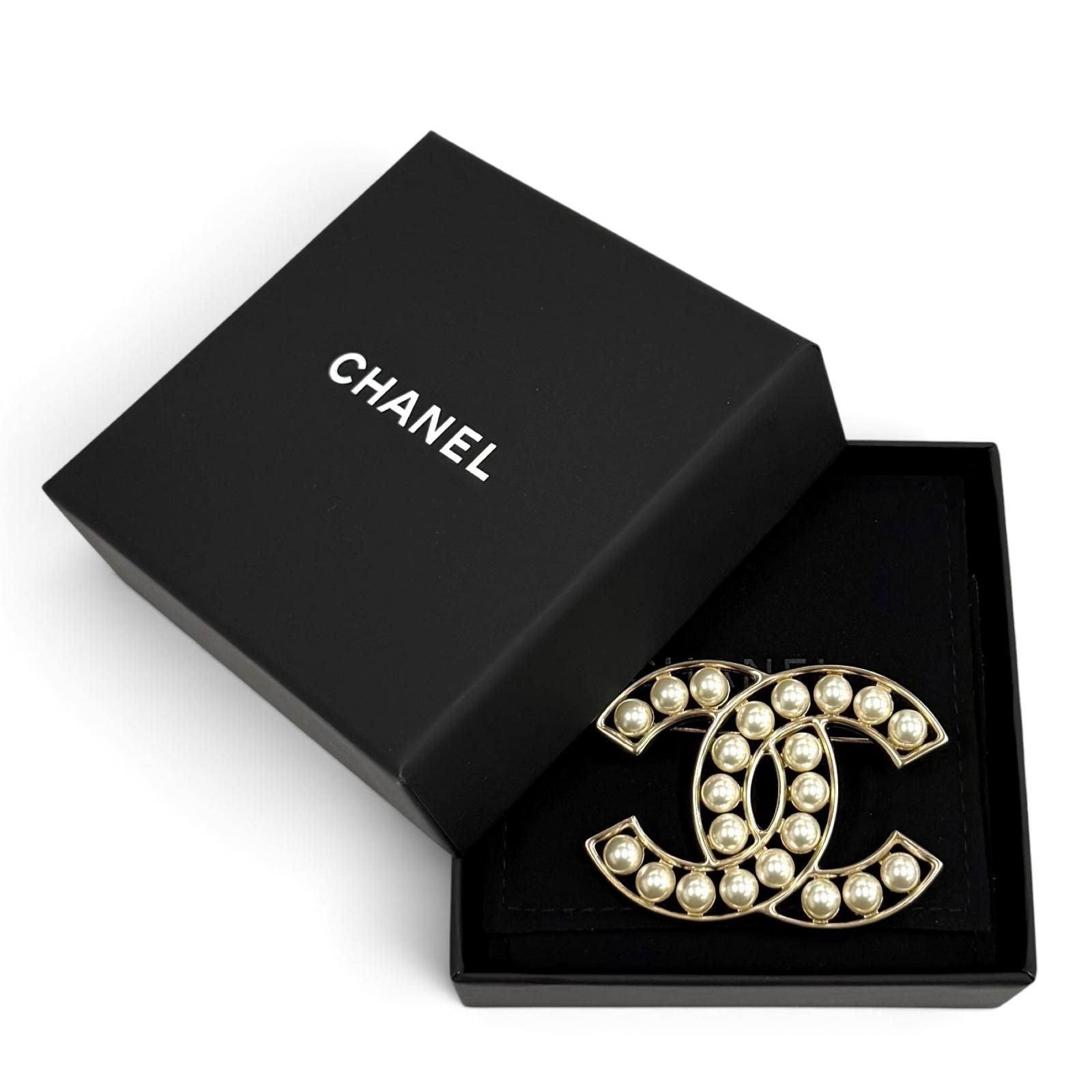 Chanel CC Logo Faux Pearl Brooch White Gold — view 2