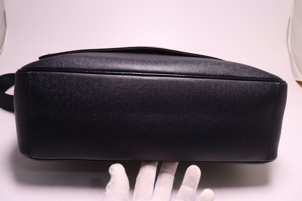 Louis Vuitton Taiga Roman Shoulder Bag — view 3