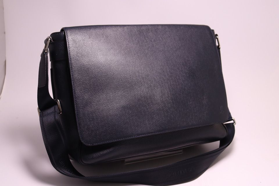 Louis Vuitton Taiga Roman Shoulder Bag — view 4