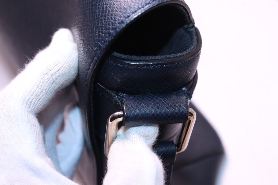 Louis Vuitton Taiga Roman Shoulder Bag — view 8