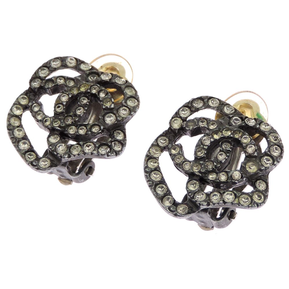 Chanel 00A Earrings Beige — view 2