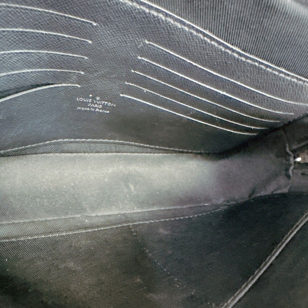 Louis Vuitton Pochette Kasai Taiga Leather Bag Black — view 5