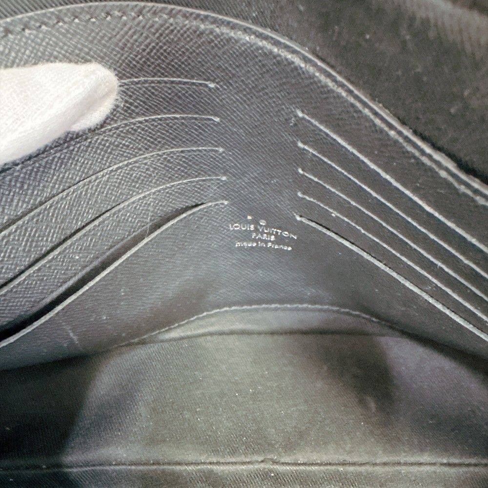Louis Vuitton Pochette Kasai Taiga Leather Bag Black — view 7