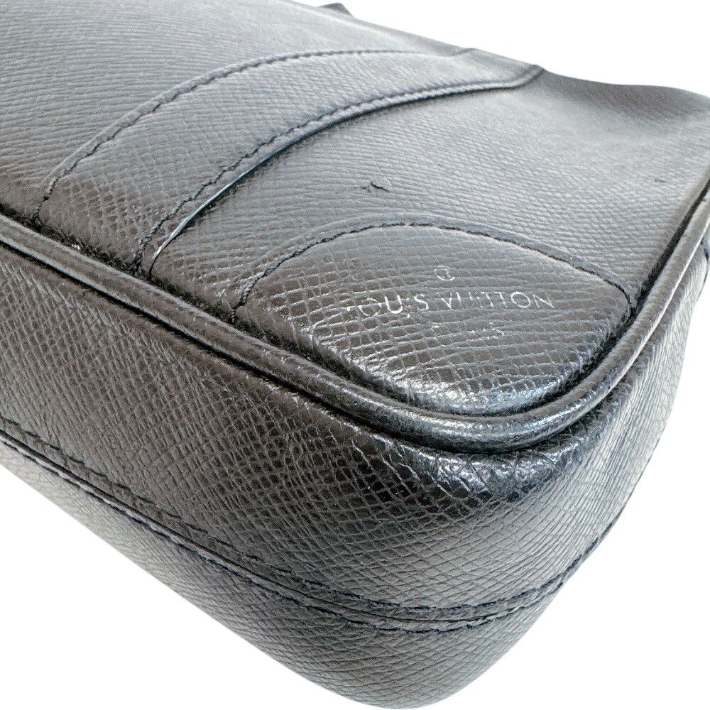 Louis Vuitton Pochette Kasai Taiga Leather Bag Black — view 3