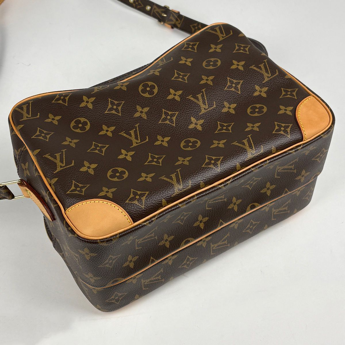 Louis Vuitton Nile Shoulder Bag Monogram Brown — view 2