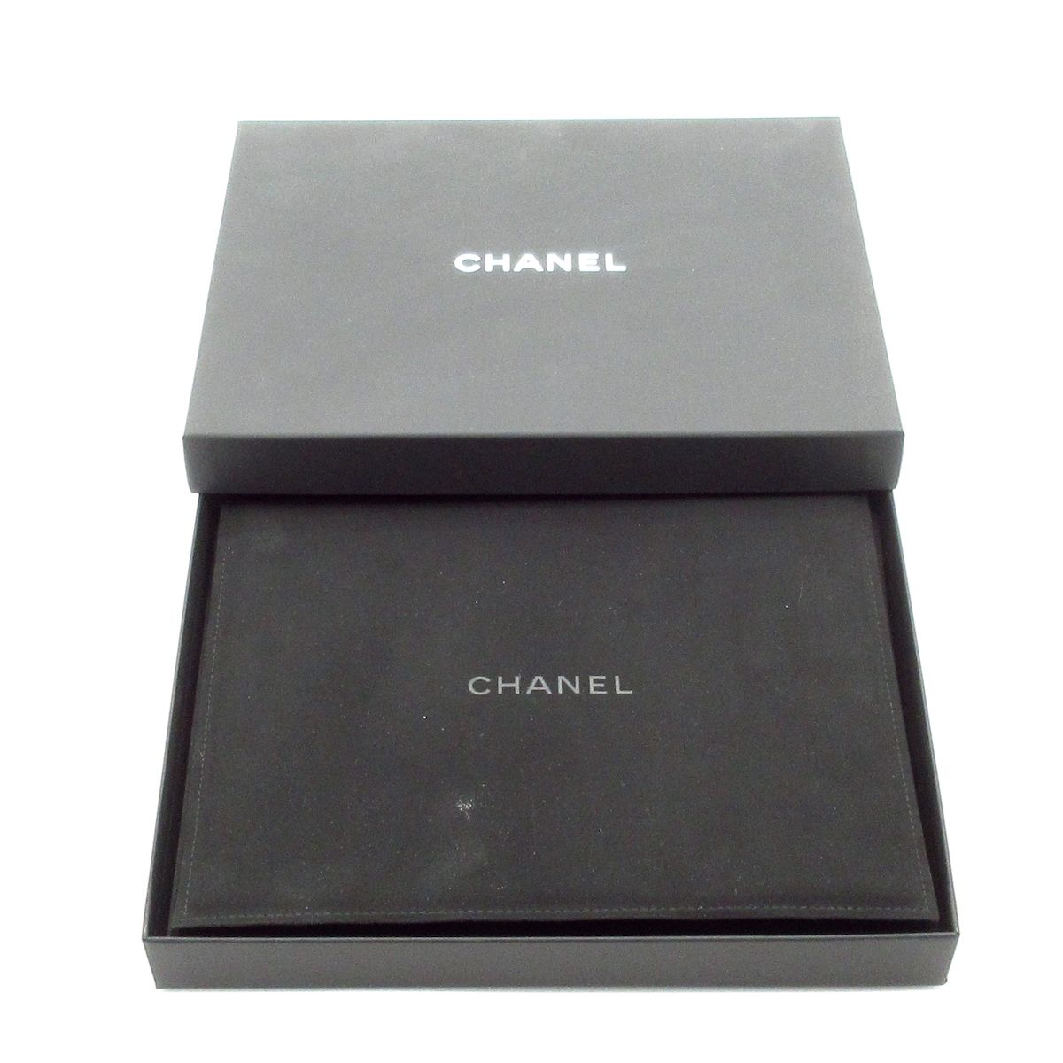 Chanel Necklace CC Logo Gold Black White — view 7