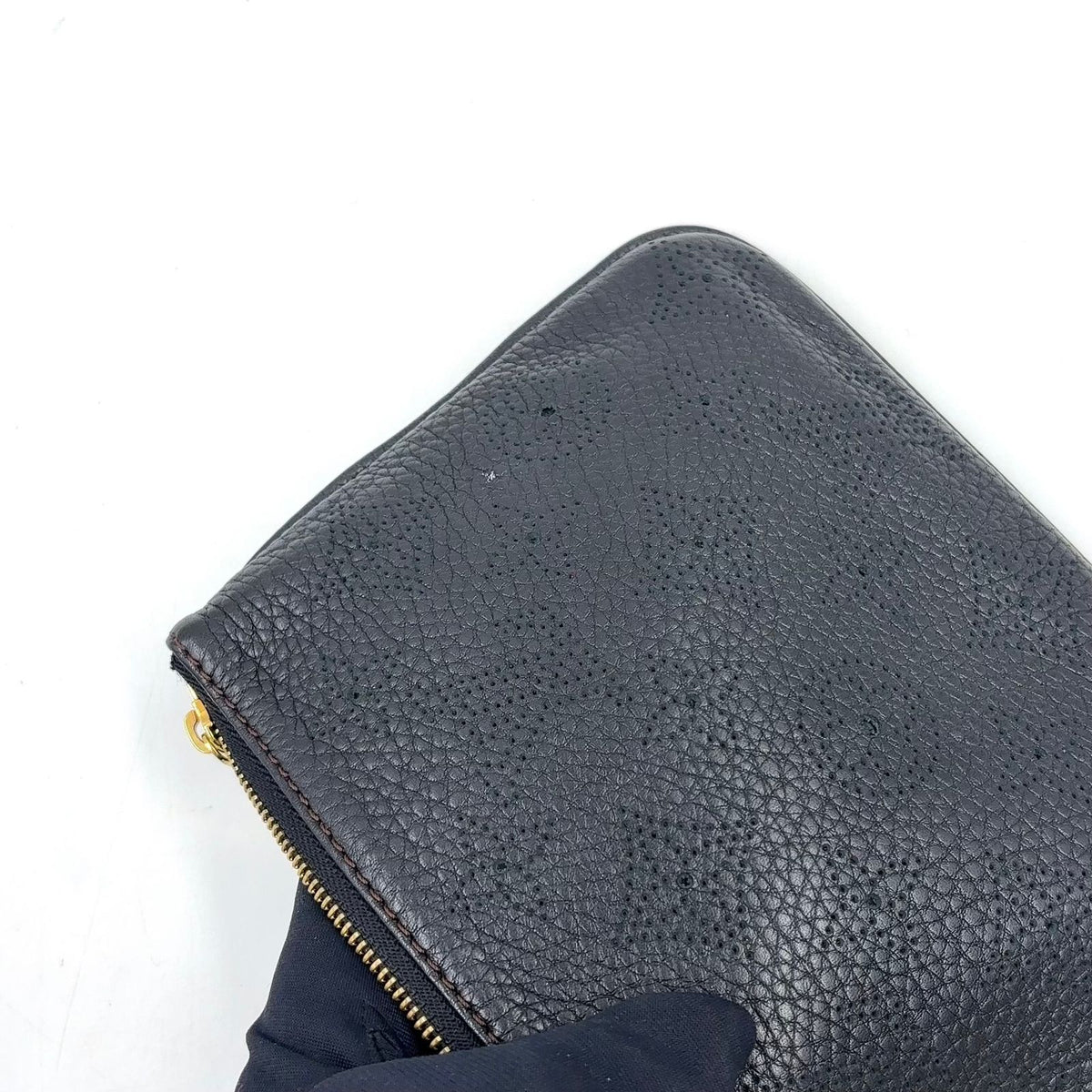 Louis Vuitton Mahina Selene Monogram Leather Black Pouch Gold — view 7