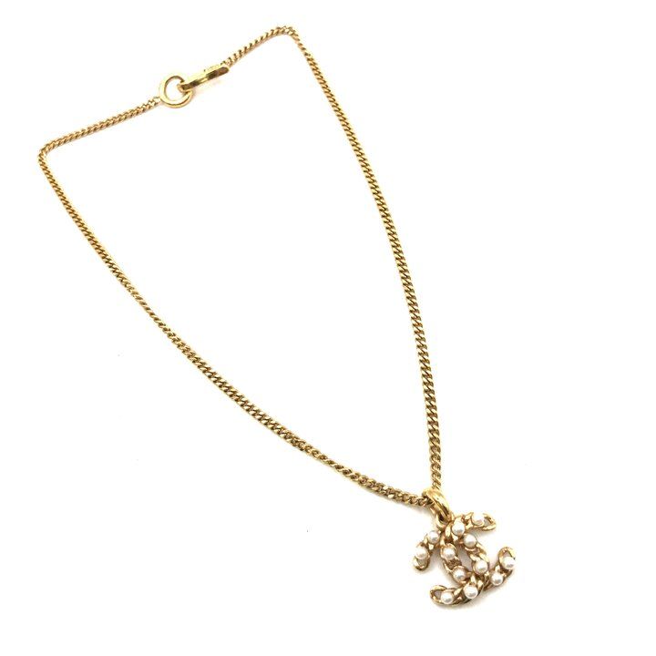 Chanel CC Logo Pearl Necklace Gold — view 2