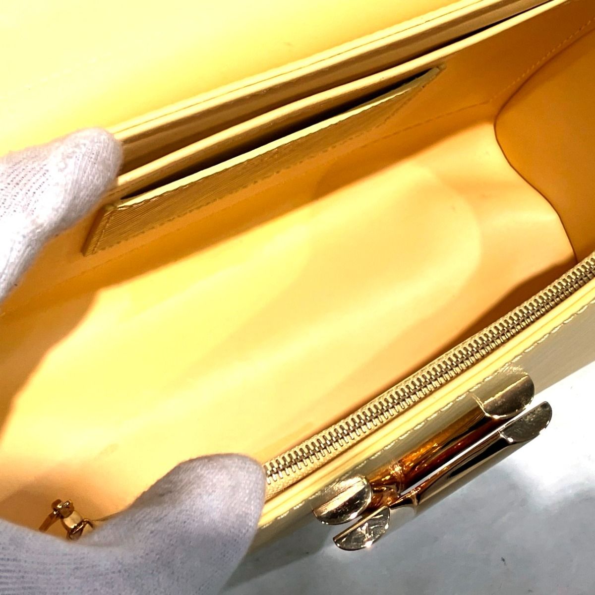 Louis Vuitton Twist MM Epi Handbag Leather — view 6