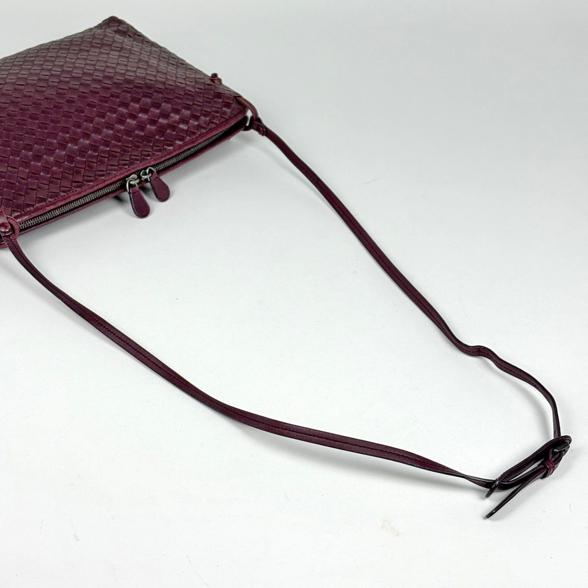 Bottega Veneta Shoulder Bag Intrecciato Leather Bordeaux — view 7