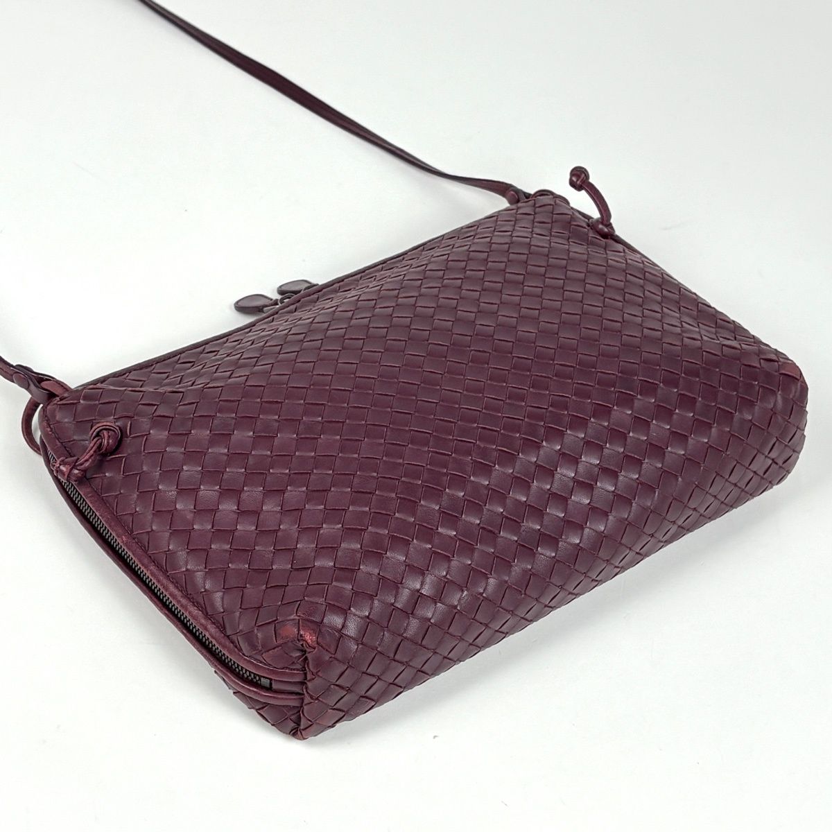 Bottega Veneta Shoulder Bag Intrecciato Leather Bordeaux — view 2