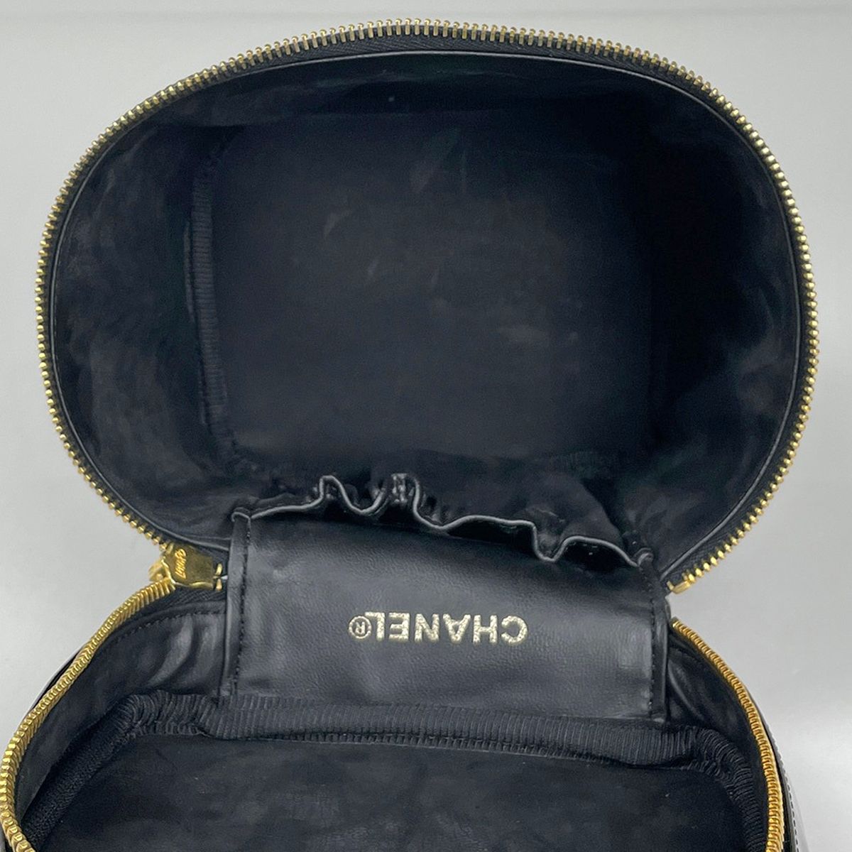 Chanel Makeup Pouch CC Logo Vanity Back Patent Leather Black — view 8