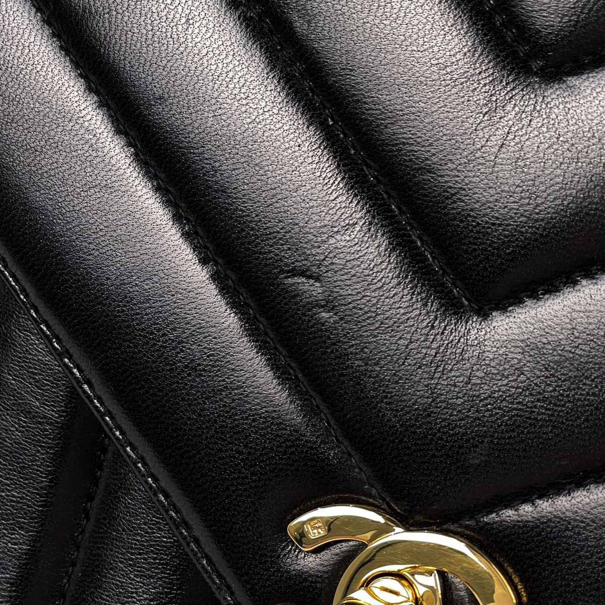 Chanel Shoulder Bag CC Logo V-stitch Mademoiselle Chevron Leather Black — view 4