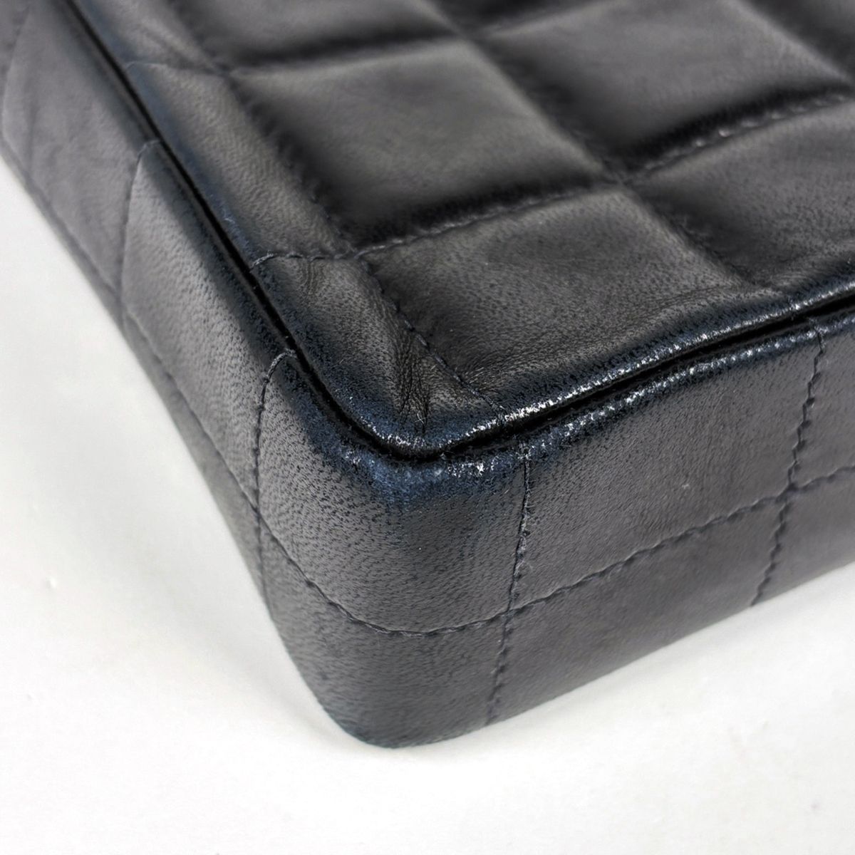 Chanel Shoulder Bag CC Logo Choco Bar Leather Black — view 3