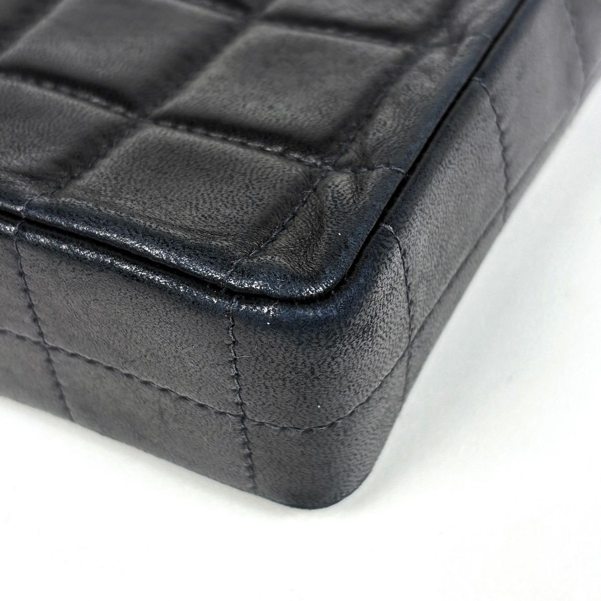 Chanel Shoulder Bag CC Logo Choco Bar Leather Black — view 4