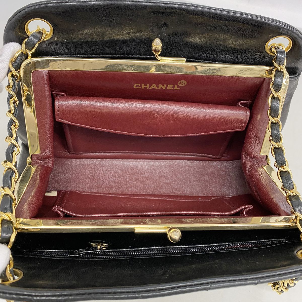 Chanel Shoulder Bag V-stitch Lambskin Black Gold — view 4