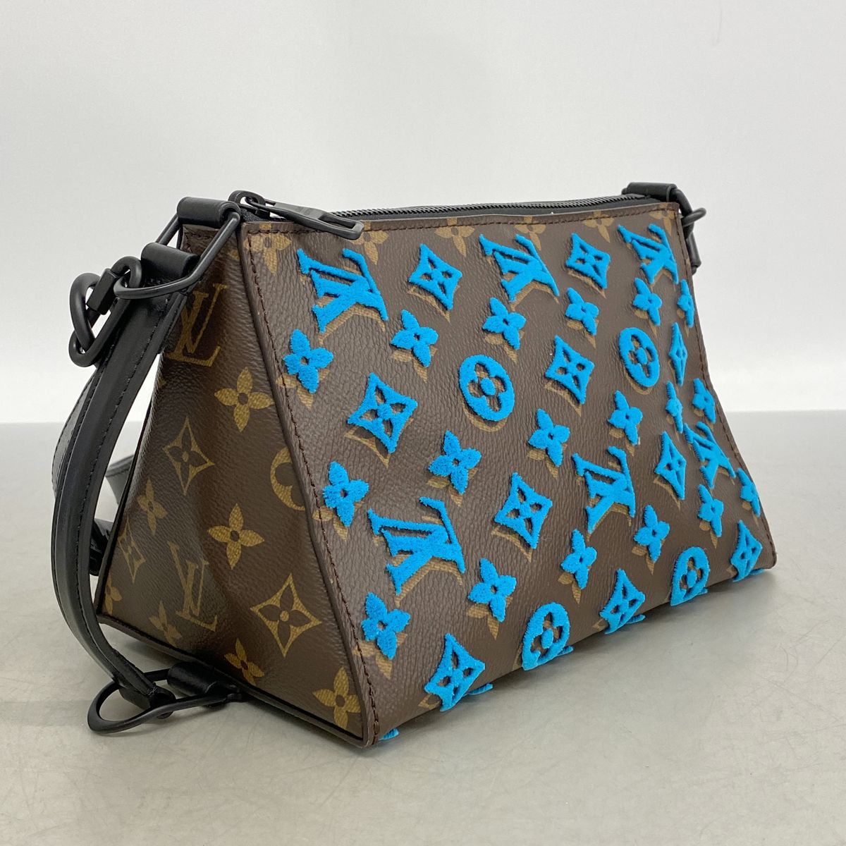 Louis Vuitton Shoulder Bag Monogram Tuffetage Triangle Messenger Turcoise — view 2