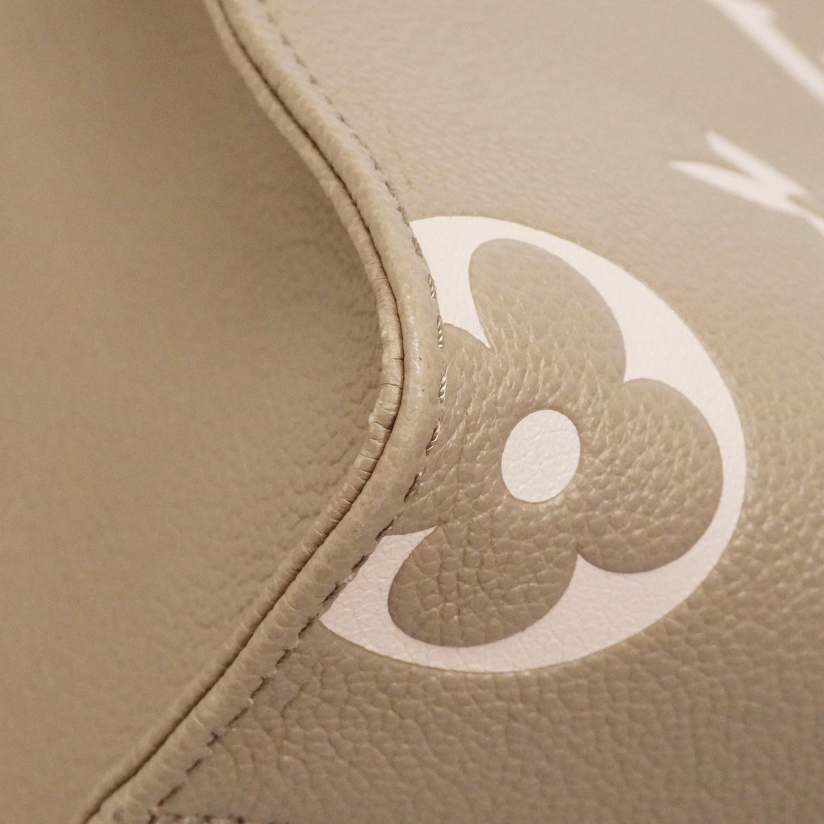 Louis Vuitton Handbag Monogram Empreinte Bicolor on the Go PM Tourterelle Cream — view 7