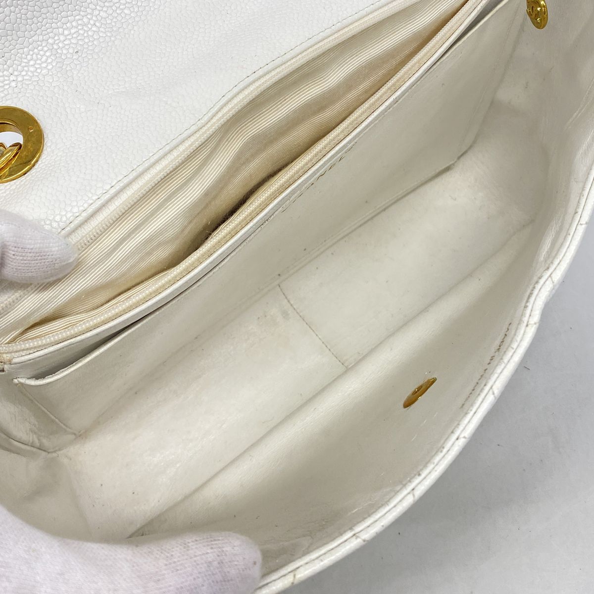 Chanel Shoulder Bag Maxi Quilted Caviar Leather White Gold — view 4