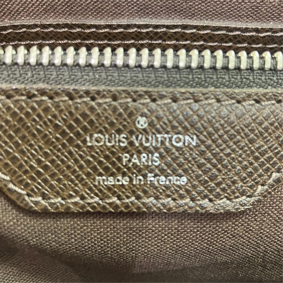Louis Vuitton Roman MM Taiga Messenger Bag — view 4