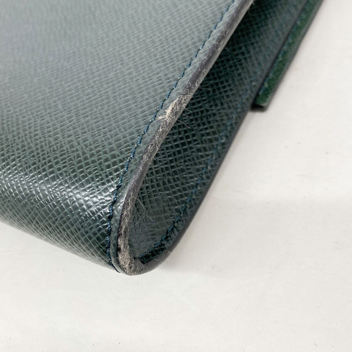 Louis Vuitton Clutch Taiga Volga Epi Sear — view 8