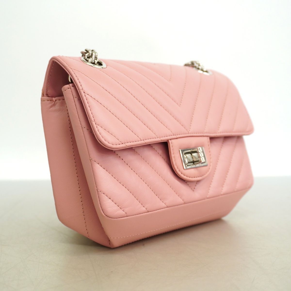 Chanel Shoulder Bag V-stitch 2.55 Leather Pink Silver — view 2