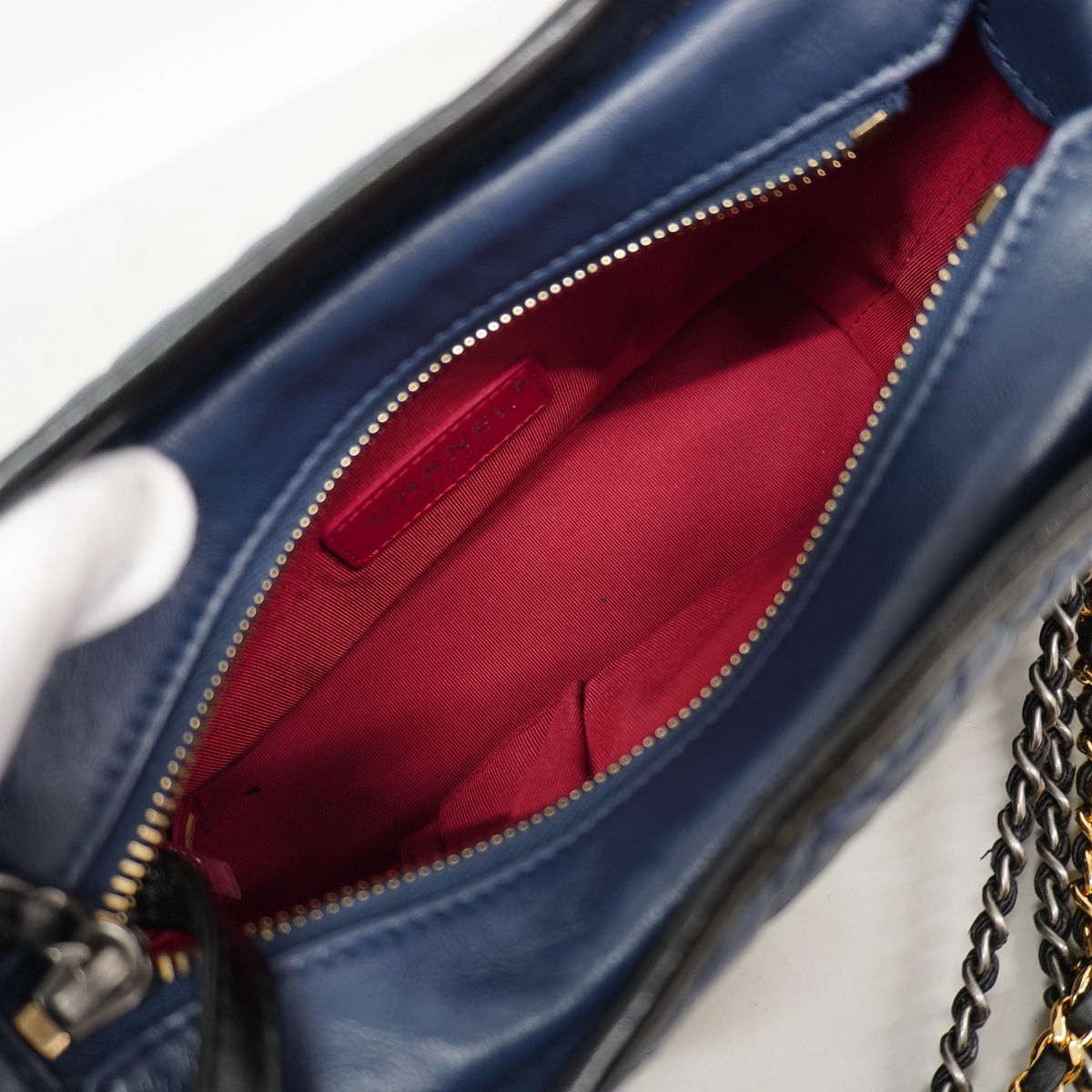 Chanel Shoulder Bag Gabrielle de Chanel Calfskin Navy Black Gold Silver — view 4