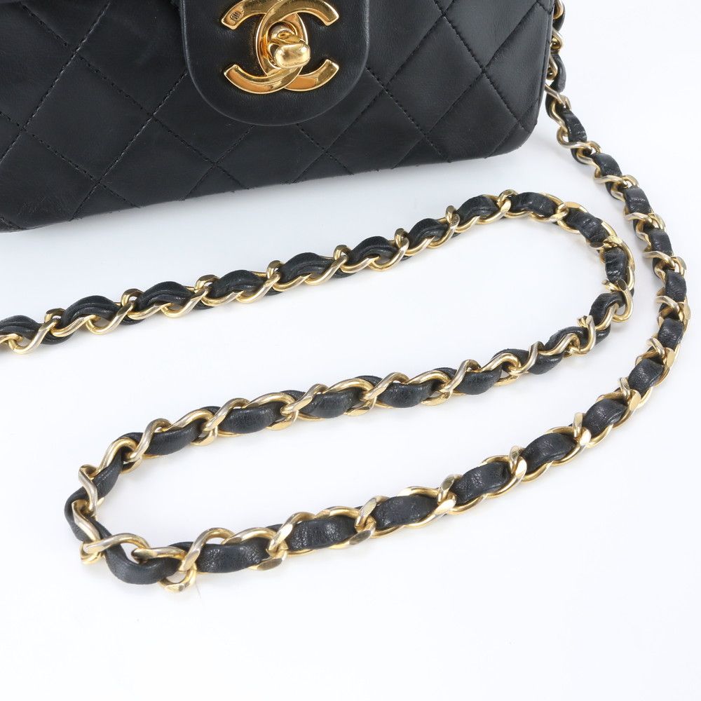 Chanel Quilted Chain Leather Shoulder Bag Crossbody Black — view 2