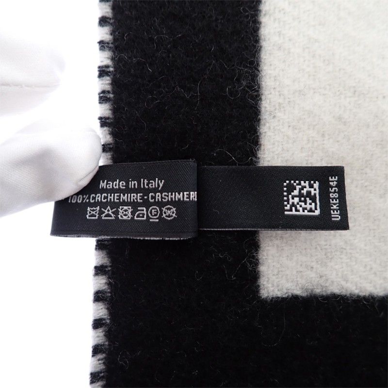 Chanel CC Logo Cashmere Scarf Genus Black White — view 7