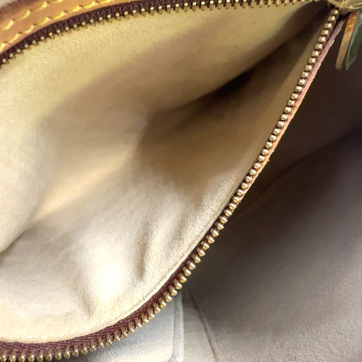 Louis Vuitton Looping MM Monogram Leather Brown Handbag Gold — view 5
