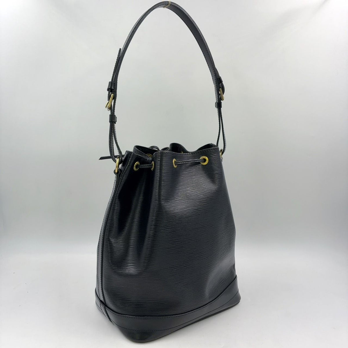 Louis Vuitton Noe Epi Noir Leather Black Shoulder Bag Gold — view 2
