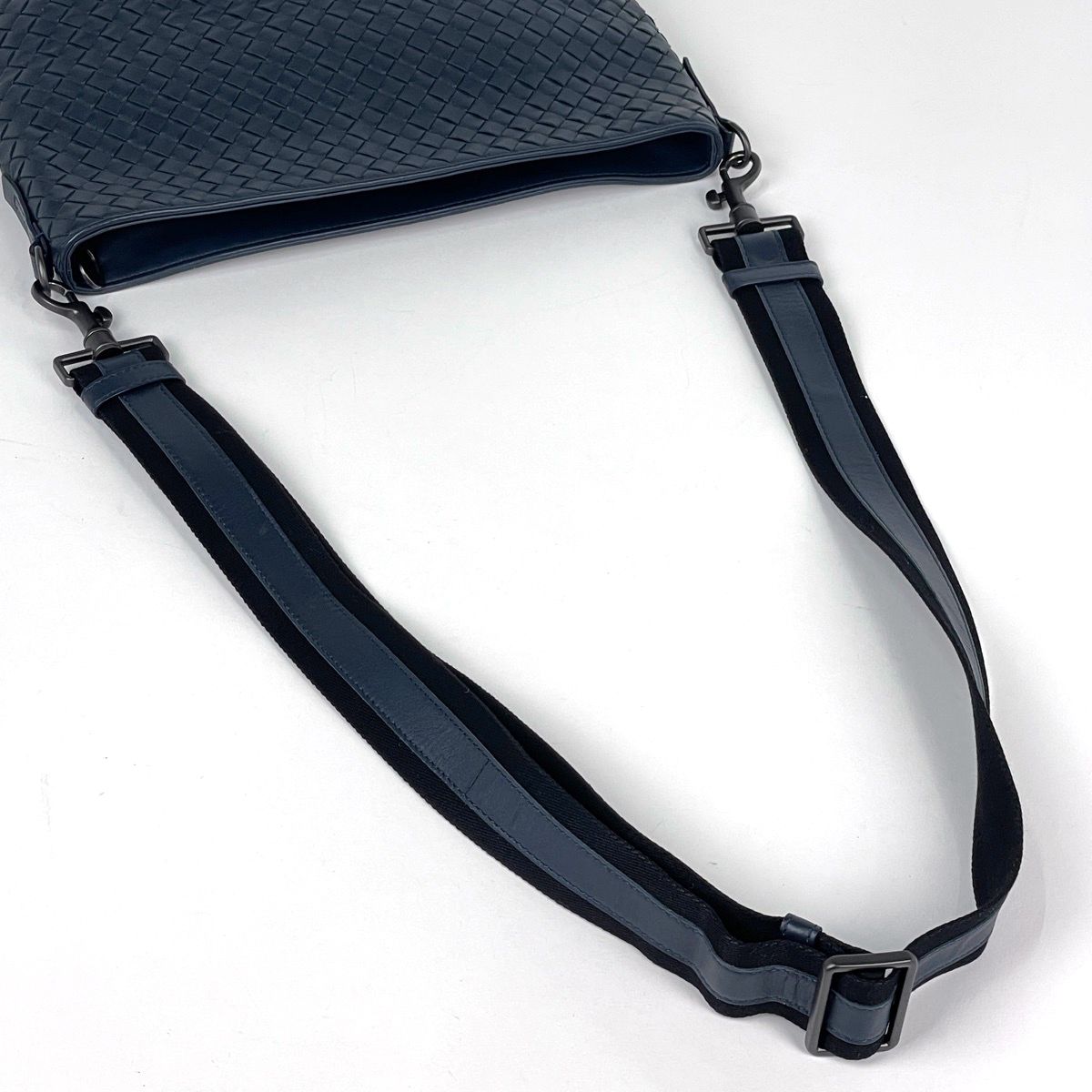 Bottega Veneta Shoulder Bag Intrecciato Leather Navy — view 5