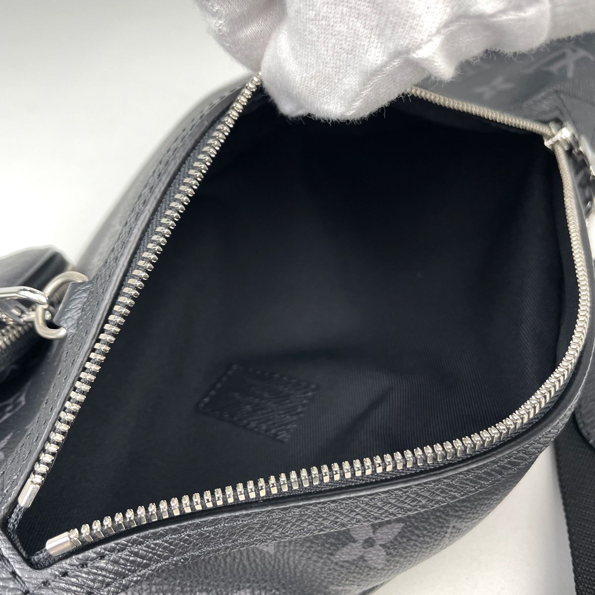 Louis Vuitton Duo Sling Bag Taigarama Noir — view 5