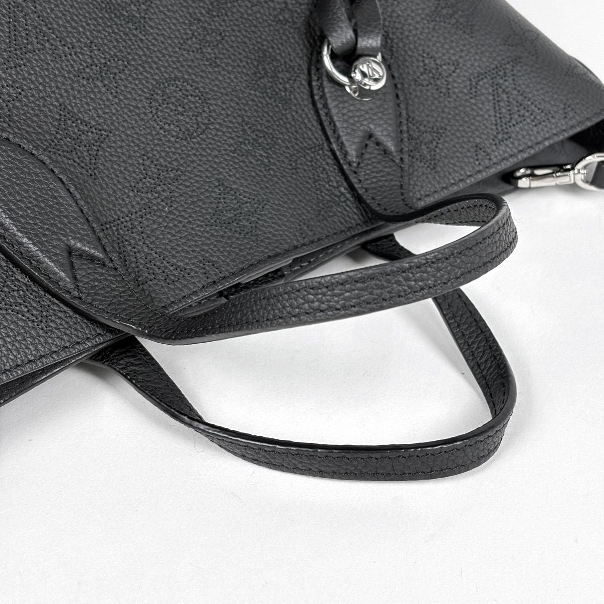 Louis Vuitton Blossom PM Handbag 2-Way Monogram Mahina Noir — view 6