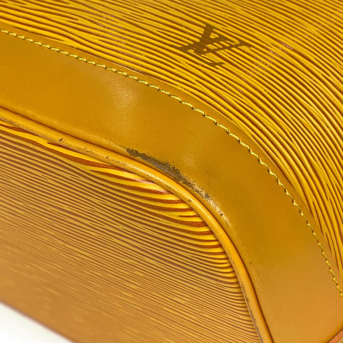 Louis Vuitton Alma Handbag Epi Tassili Yellow — view 3