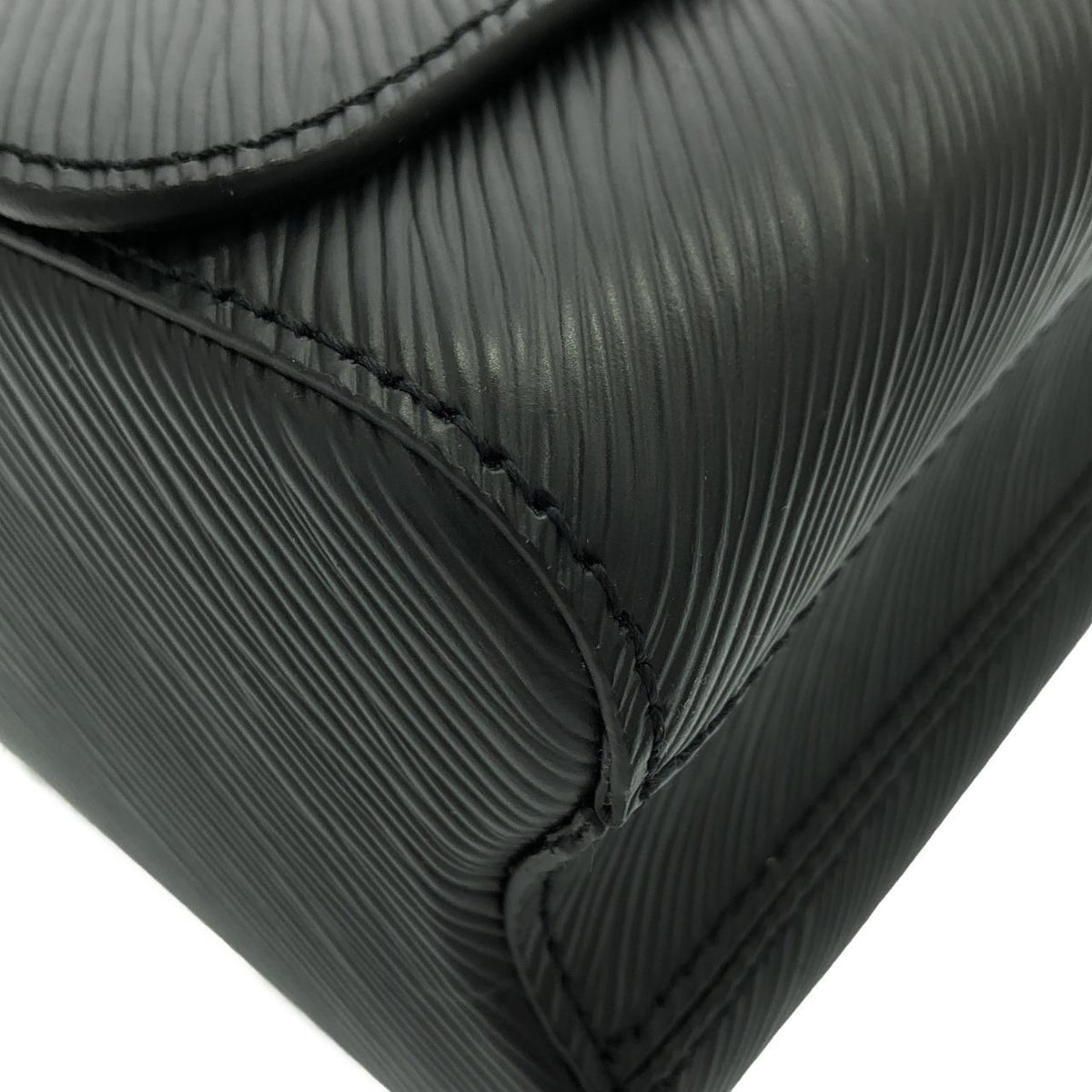 Louis Vuitton Epi Twist MM Shoulder Bag — view 3