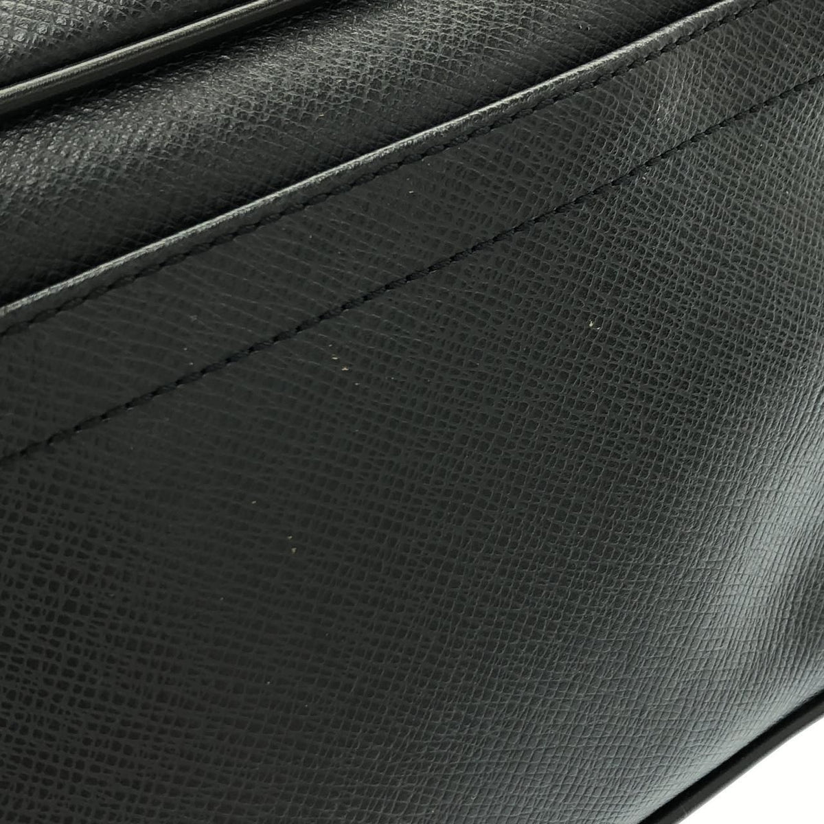 Louis Vuitton Taiga Bag — view 4