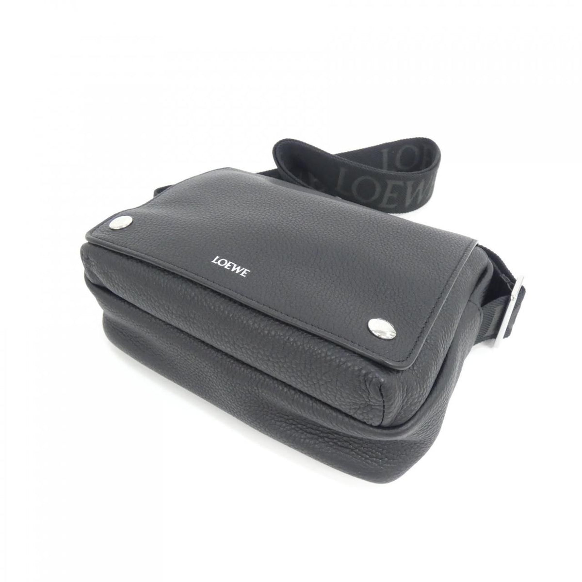 Loewe Pebble Messenger Medium Shoulder Bag — view 3