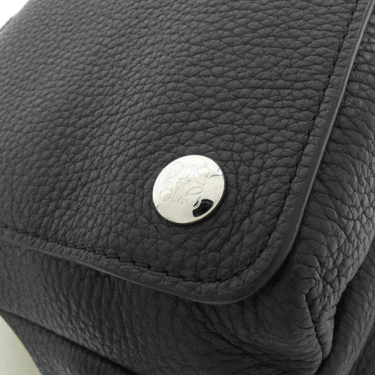 Loewe Pebble Messenger Medium Shoulder Bag — view 4