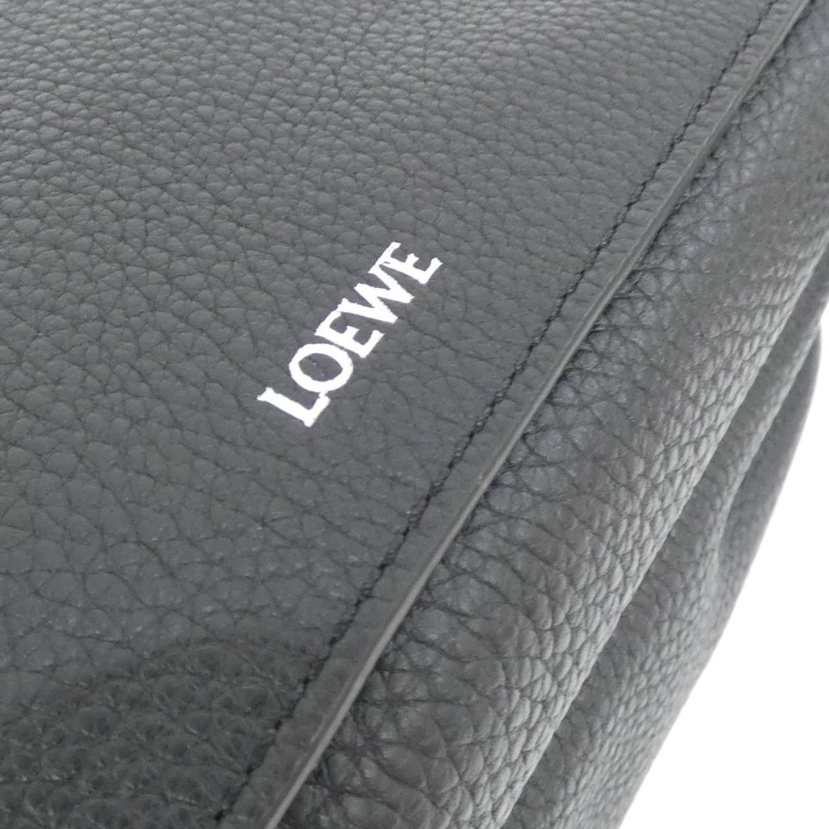 Loewe Pebble Messenger Medium Shoulder Bag — view 5