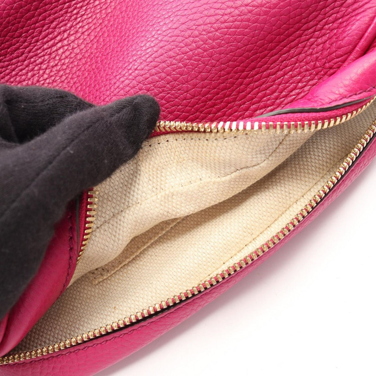 Gucci Shoulder Bag Soho Disco Interlocking G Magenta Leather Small — view 5