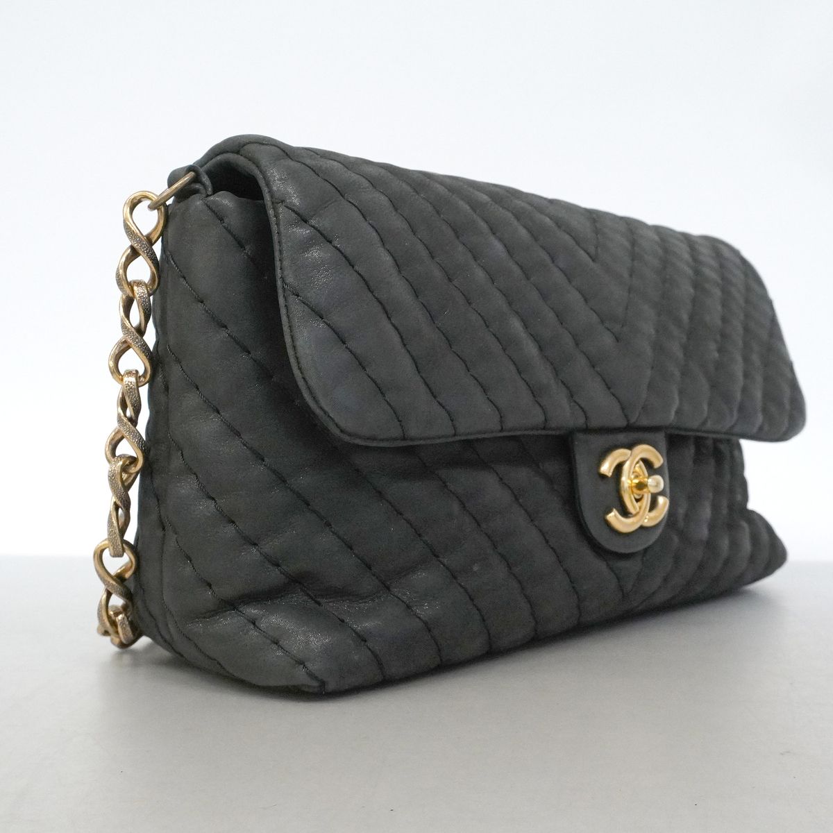 Chanel Shoulder Bag Chevron Sparkle Leather Black Gold — view 2