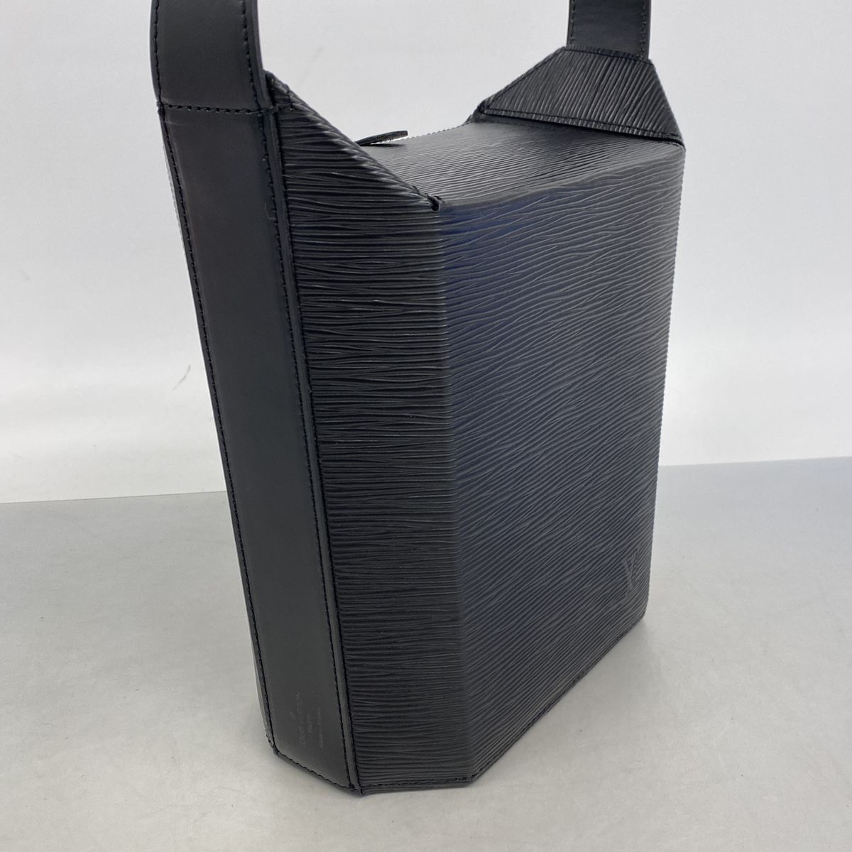 Louis Vuitton Shoulder Bag Epi Sac Seau Noir — view 2