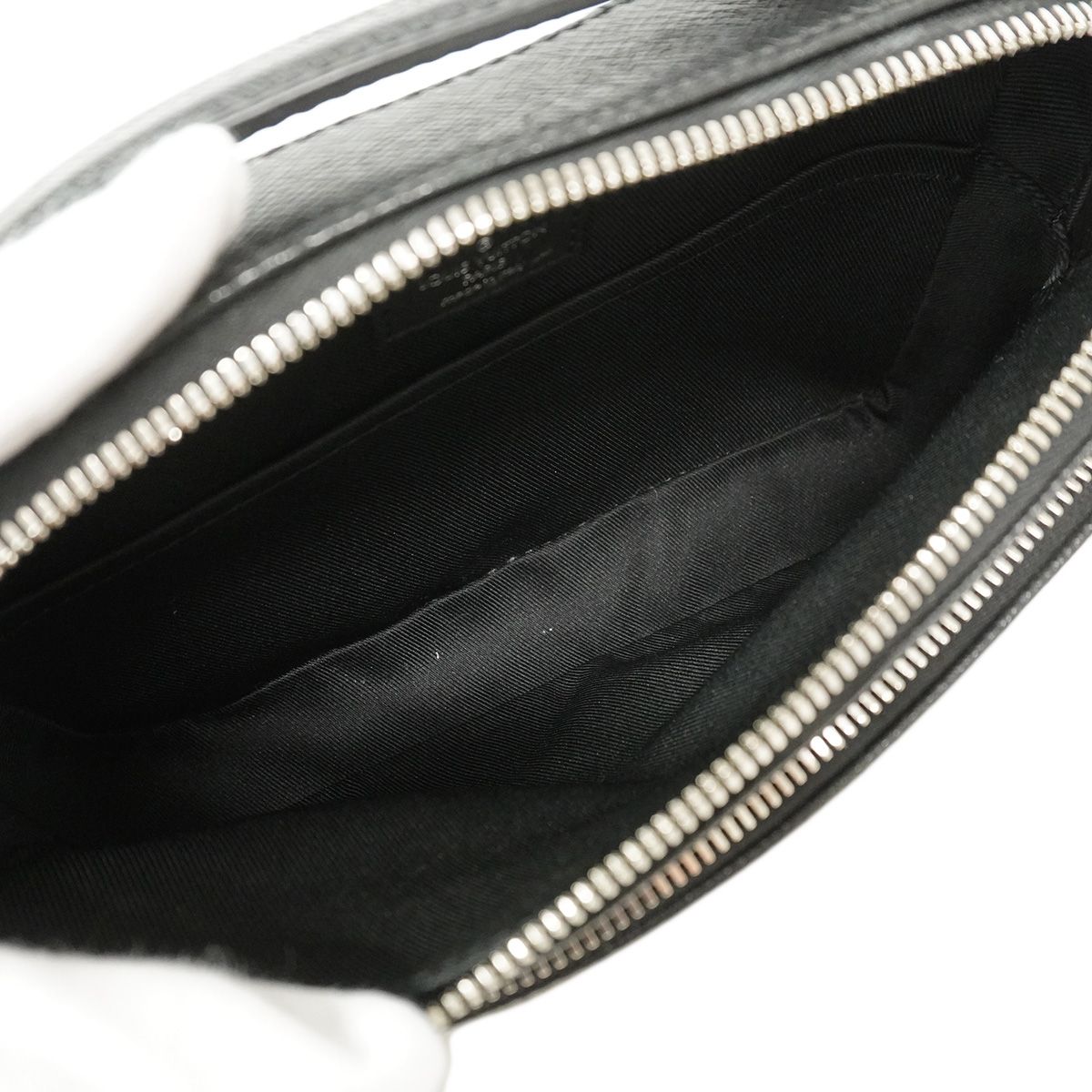 Louis Vuitton Shoulder Bag Taiga Avenue Messenger Noir — view 4
