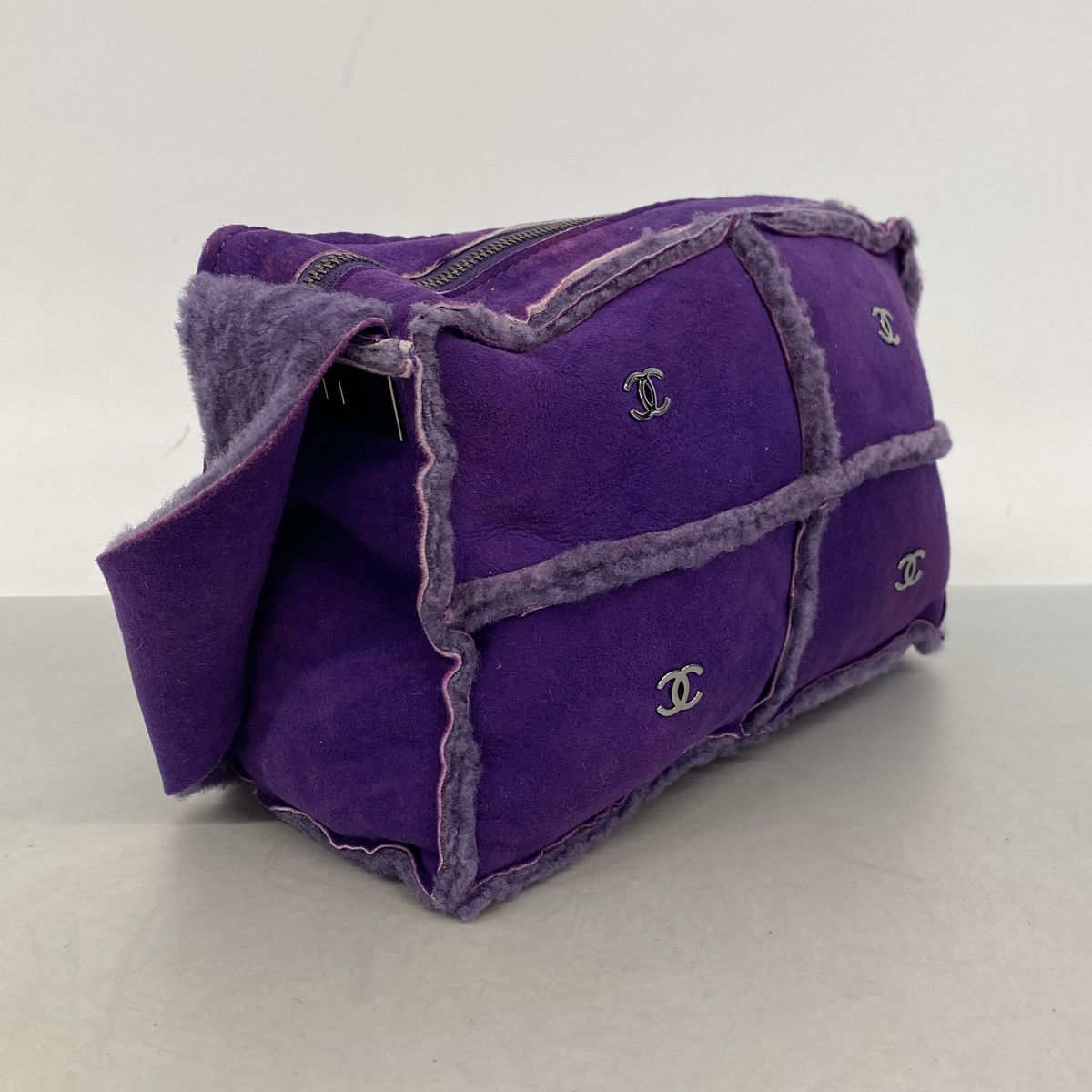 Chanel Shoulder Bag Shearling Purple Silver — view 2