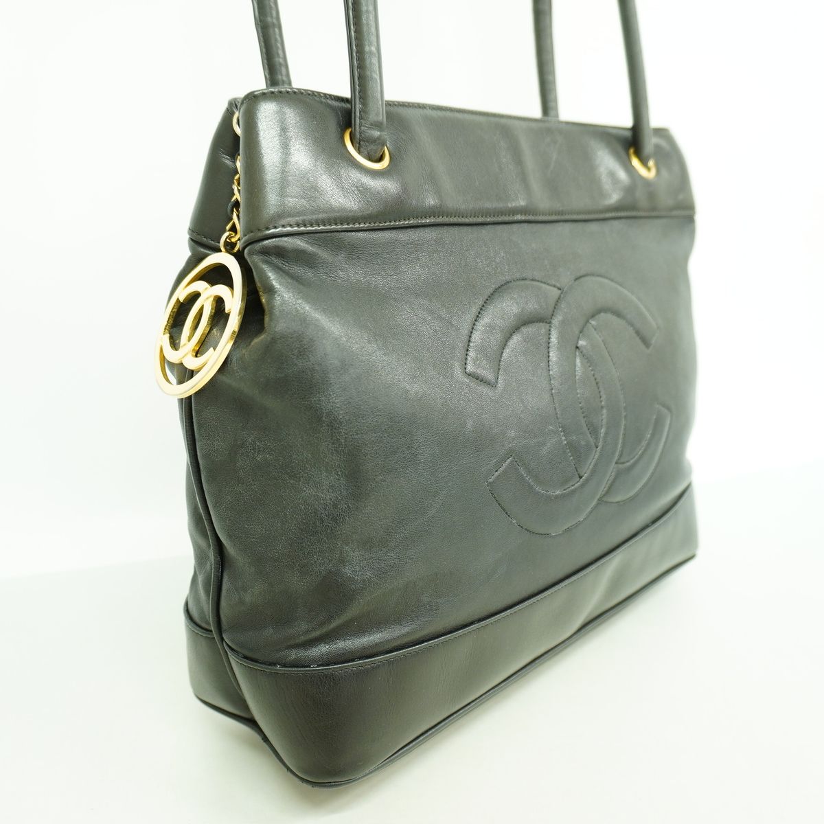 Chanel Tote Lambskin Black Gold — view 2