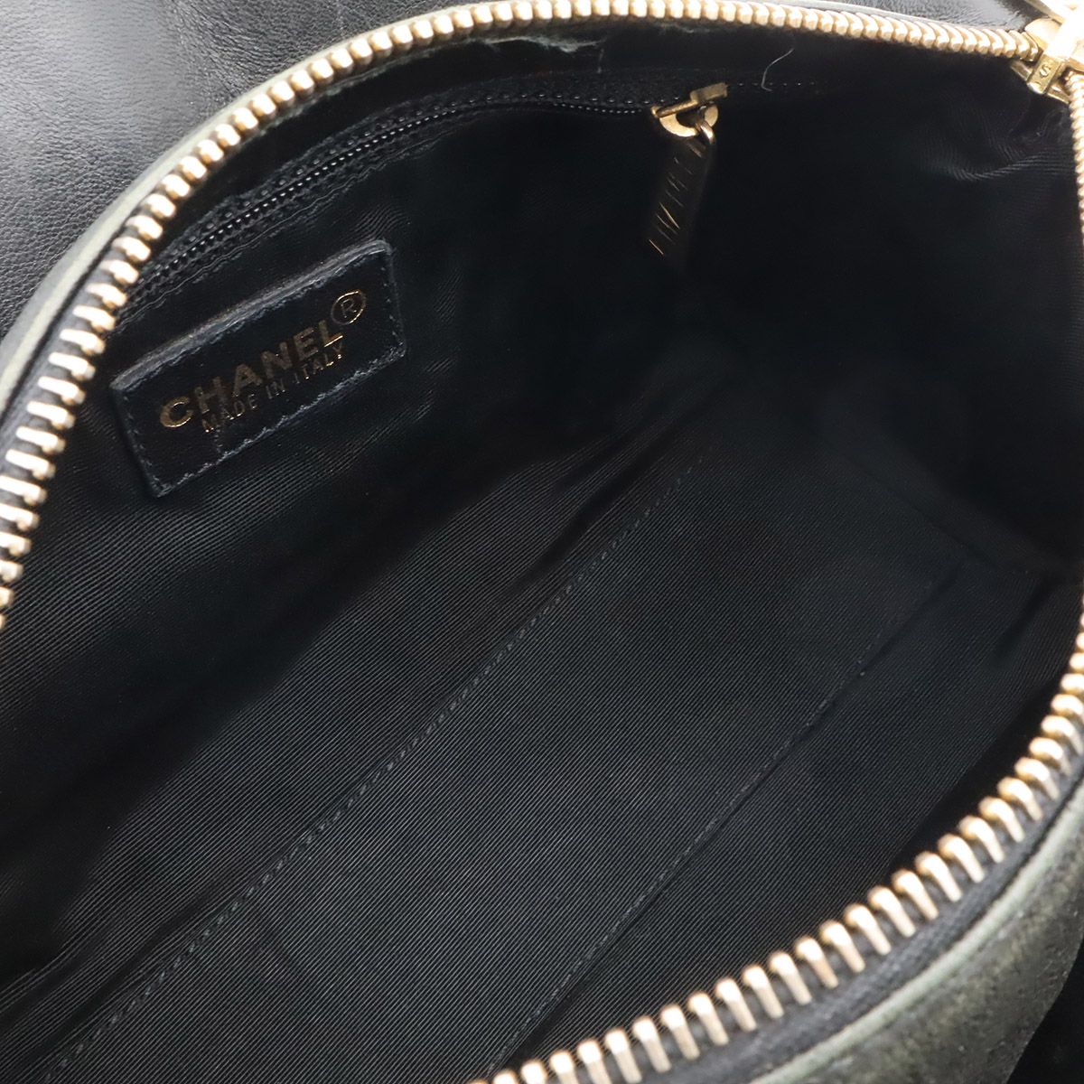 Chanel Choco Bar CC Logo Mini Bag Drum Tube Shape Leather Black Gold — view 7