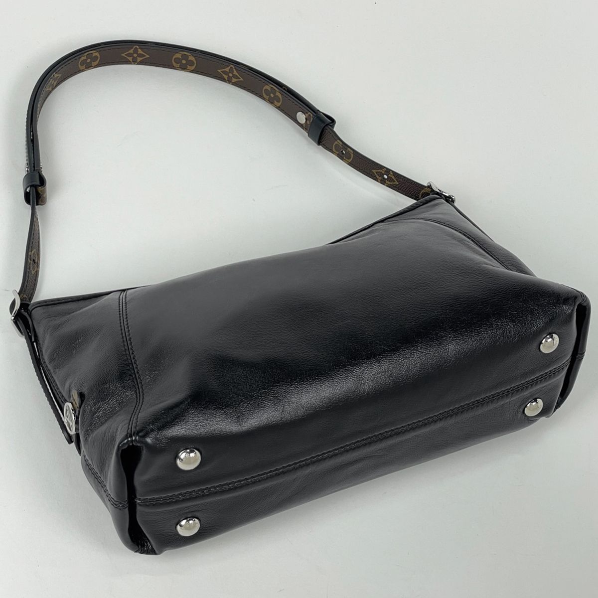 Louis Vuitton Carryall East West Shoulder Bag LV Vibe Leather Noir — view 2